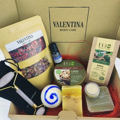 Conjunto de produtos para cuidados corporais VALENTINA BODY CARE com vários itens em caixa de cartão