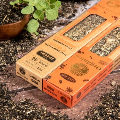 Embalagens de pauzinhos de canela para defumação em cartão castanho e laranja com janela transparente