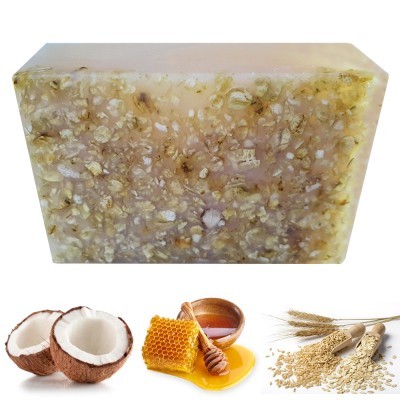 Sabonete artesanal com aveia, coco e mel em fundo branco com ingredientes naturais