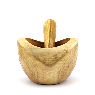 Almofariz em madeira clara com pilão no centro