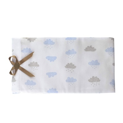 Fralda branca com padrão de nuvens azuis e cinzentas e laço castanho