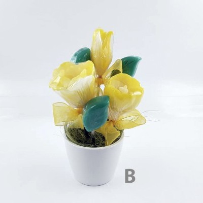 Arranjo de flores amarelas artificiais em vaso branco