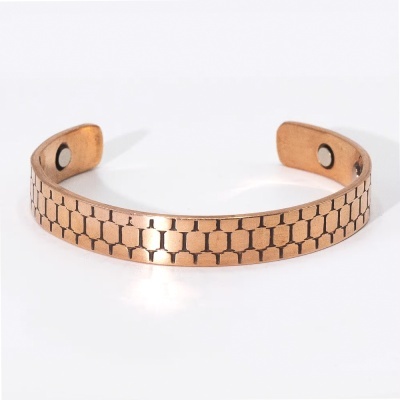 Pulseira bracelete de metal cobre com padrão gravado e imãs nas extremidades