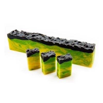 Barras de sabonete artesanal verde, amarelo e preto com texto branco em fundo branco