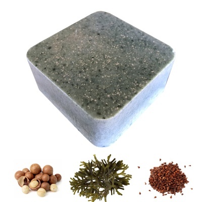 Bloco de pedra cinzenta com textura granulada e três ingredientes naturais em baixo