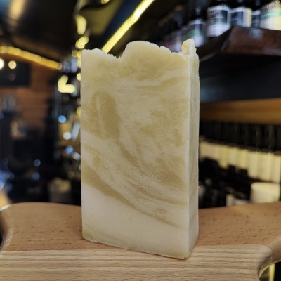 Sabonete artesanal branco marmoreado em base de madeira