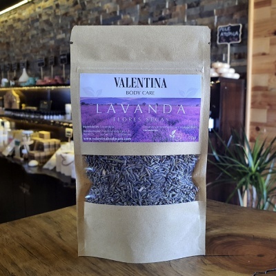 Pacote de flores secas de lavanda com etiqueta VALENTINA BODY CARE em ambiente de loja rústica