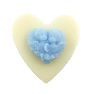Coração branco com coração azul em relevo de anjos