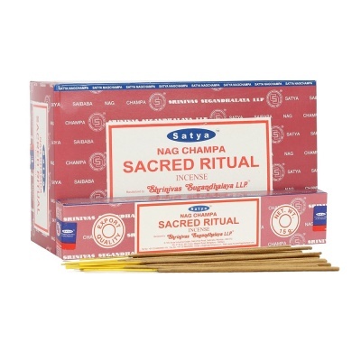 Incenso Satya Nag Champa Sacred Ritual com embalagem vermelha e branca e bastões de incenso