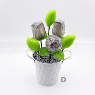 Miniatura decorativa de flores artificiais cinzentas num vaso metálico prateado
