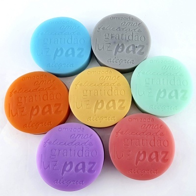 Sabonetes redondos coloridos com palavras em relevo em português