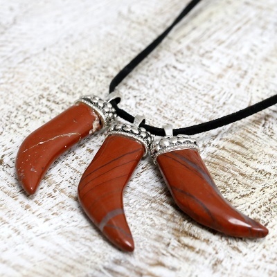 Colar com três dentes de pedra vermelha com suporte prateado e cordão preto