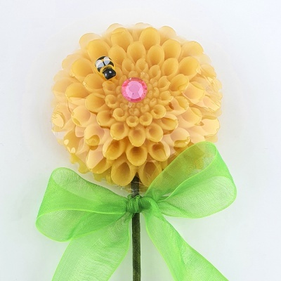 Flor decorativa amarela em cera com joaninha e laço verde