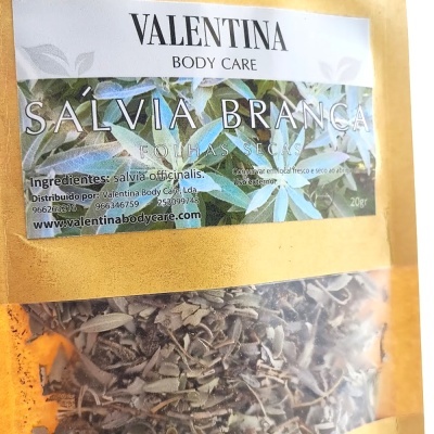 Pacote de folhas secas de sálvia branca com rótulo da Valentina Body Care.