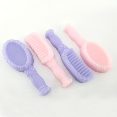 Miniaturas de escovas de cabelo lilás e rosa em fundo branco