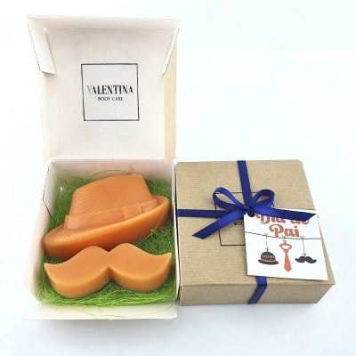 Sabonetes em forma de chapéu e bigode numa caixa de presente com cartão Dia do Pai