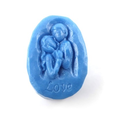 Sabonete azul oval com relevo de casal e palavra Love