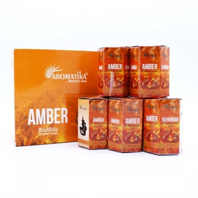 Cones de incenso Aromatika Amber Backflow em embalagens laranja com texto branco.