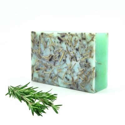 Sabonete artesanal verde com alecrim e ramo fresco de alecrim
