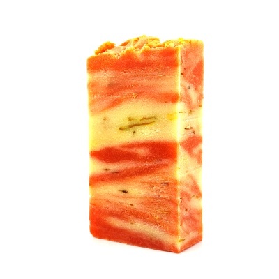 Barra de sabonete marmoreada em tons de laranja, amarelo e branco