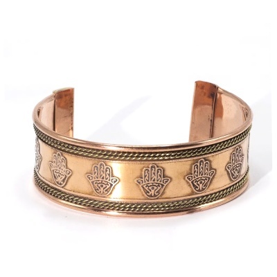 Pulseira aberta de metal cobre com mãos em relevo e padrões em corda nas bordas