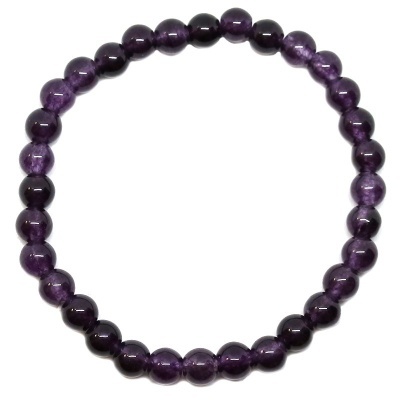 Pulseira de contas roxas translúcidas em fundo branco