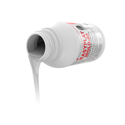 Frasco branco de plástico com líquido cinzento a ser vertido