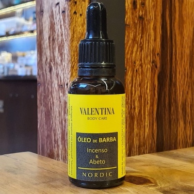 Frasco de óleo de barba Valentina Body Care com conta-gotas numa mesa de madeira