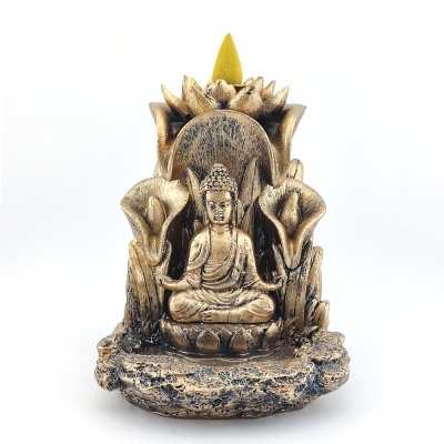 Escultura decorativa de Buda dourada com flores estilizadas e cone amarelo no topo.