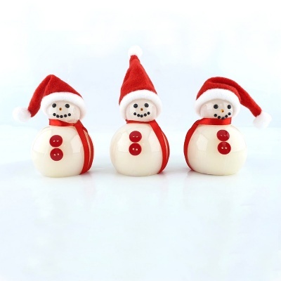 Três bonecos de neve decorativos com acessórios vermelhos e corpo branco