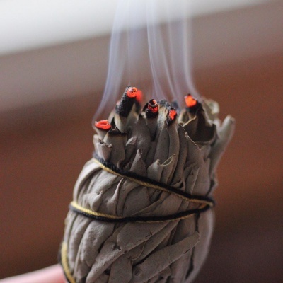 Sage bundle cinza fumegante amarrado com cordão