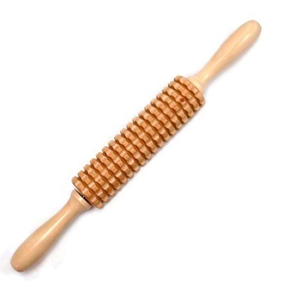 Rolo de massagem de madeira com pegas lisas e superfície texturizada