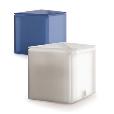 Duas luminárias em forma de cubo, uma branca translúcida e outra azul opaca.