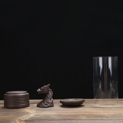 Conjunto de objetos decorativos e utilitários sobre mesa de madeira