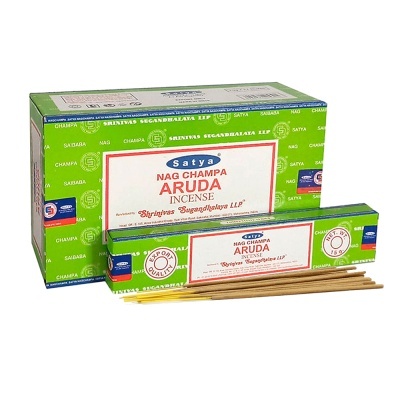 Caixas verdes de incenso Nag Champa Aruda Satya com varas de incenso