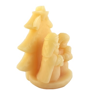 Vela decorativa amarela em forma de árvore de Natal com personagens esculpidos