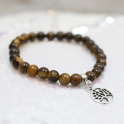 Pulseira de contas castanhas com pendente prateado em forma de árvore