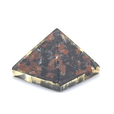 Pirâmide decorativa em resina com pedras castanhas e pretas no interior