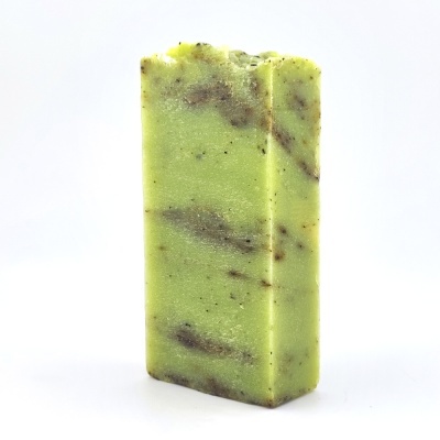 Sabonete retangular verde com manchas castanho-escuro em fundo branco