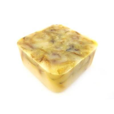 Sabonete artesanal quadrado amarelo e castanho com textura irregular