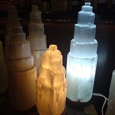 Lâmpadas de sal tipo torre com luz branca e amarela em ambiente escuro