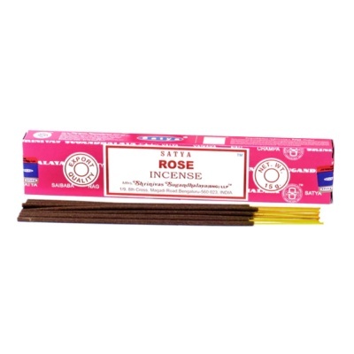 Incenso Satya Rose em embalagem rosa com pauzinhos de incenso à frente