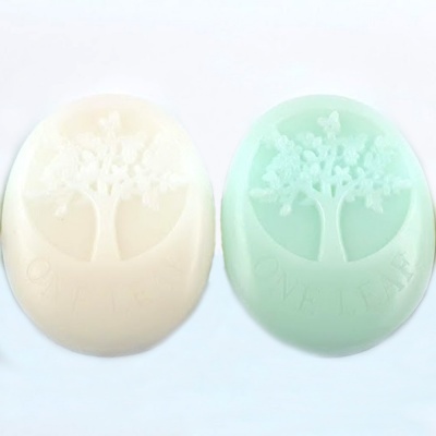 Dois sabonetes ovais com relevo de árvore e texto 'LOVE LIFE', um branco e outro verde claro.