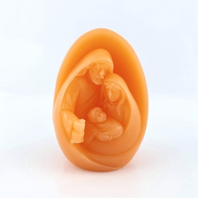 Escultura laranja da Sagrada Família em resina em fundo branco