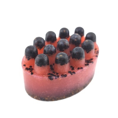 Sabonete artesanal rosa com pontas pretas e sementes pretas