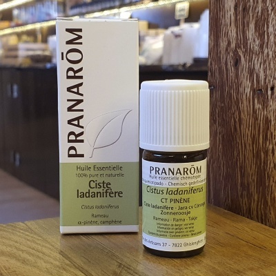 Frasco pequeno de óleo essencial Pranarôm Cistus ladaniferus com caixa branca numa mesa de madeira