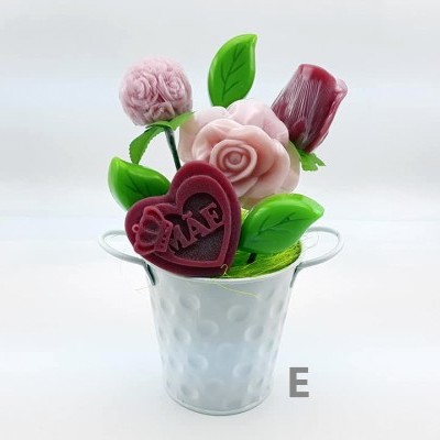 Arranjo artificial de flores em vaso branco com textura de bolinhas