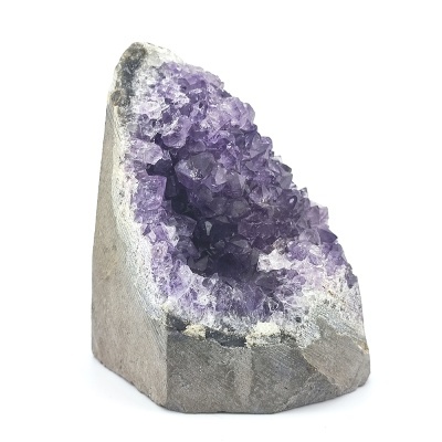 Geodo de ametista com cristais violetas e base de rocha cinzenta