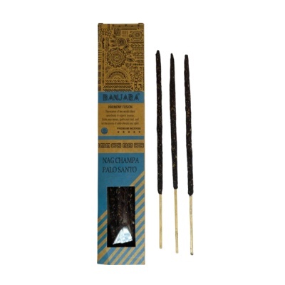 Incensos BANJARA Nag Champa Palo Santo em embalagem azul e castanha com três varetas de incenso