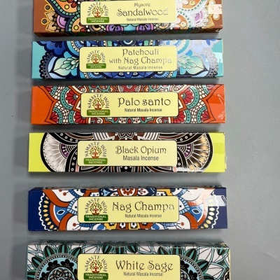 Caixas coloridas de incenso Masala com diferentes aromas